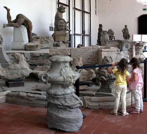 Kinder in der Orangerie von Schloss Seehof